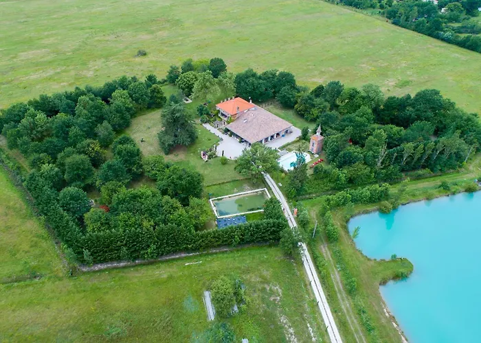 De Coulassy 8 A 10 Pers Dans Parc De 2 Hectares Vakantiehuis